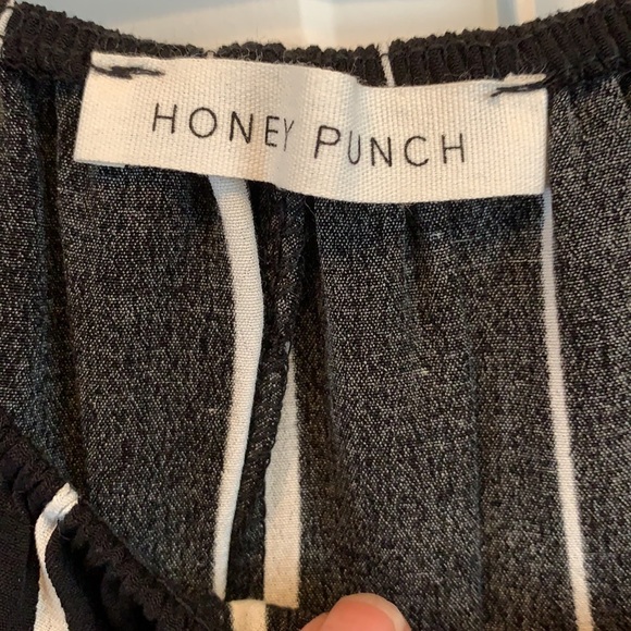 Honey Punch off the shoulder top. Blk/white. Large - Picture 4 of 6